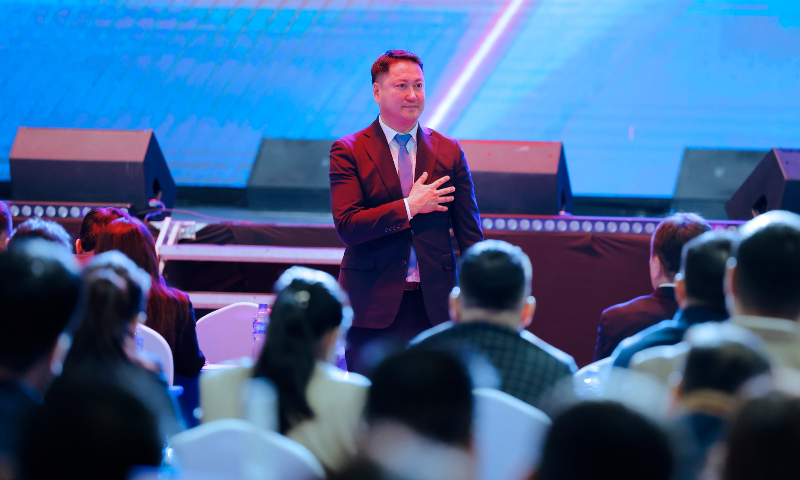 Улаанбаатар төмөр замын удирдах ажилтны зөвлөгөөн өнөөдөр эхэллээ. УБТЗ нь Монгол Улсын нийгэм, эдийн засгийн хөгжилд бодитой хувь нэмэр оруулдаг тээврийн тэргүүлэгч байгууллага юм. Зөвлөгөөний нээлтэд Шадар сайд Х.Ганхуяг, Стандарт, хэмжил зүйн газрын дарга С.Батбаатар нар оролцож, менежментийн нэгдсэн тогтолцоог амжилттай хэрэгжүүлэн, олон улсын стандартын шаардлагыг ханган баталгаажуулсан салбар нэгжүүдэд гэрчилгээ гардууллаа. 