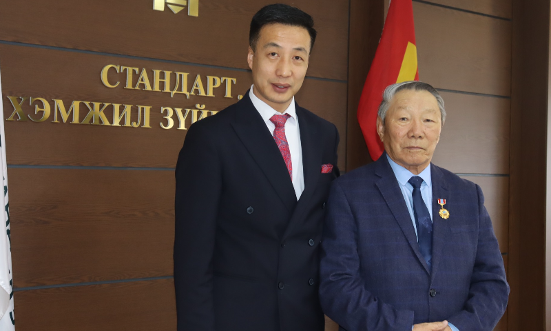 Гавьяат эдийн засагч Ч.Ээнзэндагва гуайг СХЗГ-ын удирдлага, албан хаагчид хүлээн авч, хүндэтгэл үзүүллээ