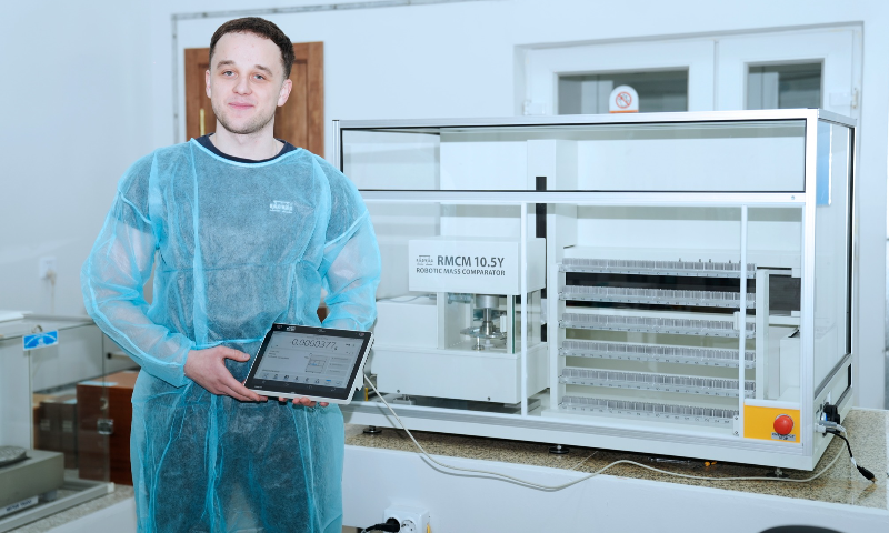 Хэмжлийн нэгжийн улсын эталоныг шинэчлэх, нарийвчлалыг дээшлүүлэх, түүний нэгж дамжуулалтын үйл ажиллагаанд дэвшилтэт технологийг хэрэгжүүлэх бодлого, зорилтын хүрээнд Стандарт, хэмжил зүйн газрын Хэмжил зүйн хүрээлэнгийн Массын эталоны лабораторид Улсын төсвийн хөрөнгө оруулалтаар Төрийн худалдан авах хууль, дүрэм журмын дагуу “Ширээний робот масс компаратор, килограммын анхдагч эталон туухай, 1 кг тусгай ангийн туухай” зэрэг өндөр нарийвчлалтай тоног төхөөрөмжийг Монгол Улсад анх удаа шинээр худалдан авч, суурилуулалт, тохируулгыг гүйцэтгэж байна.  