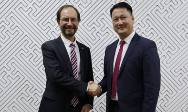 Стандарт, хэмжил зүйн газрын дарга С.Батбаатарын урилгаар Монгол Улсад Олон Улсын Стандартын байгууллага/ISO/-ын Ерөнхий нарийн бичгийн дарга Сержио Мужико айлчилж байгаа билээ. Айлчлалын хүрээнд Стандарт, хэмжил зүйн газарт зочилж, алба хаагчидтай уулзаж, санал бодлоо солилцлоо.  